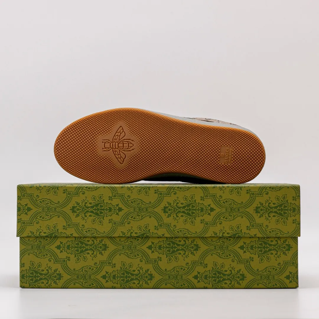 Ex-factory price 620 [Higher version] GUCCI casual sports distressed small dirty shoes, polished cowhide fabric, hand-made distressed effect!  Original terry cloth, delicate, soft, comfortable and breathable. Privately molded steel-stamped two-color original TPU outsole (lower layer is wider, upper layer is narrower) to differentiate the wrong version of the outsole in the market. Fabric, material, outsole, detail comparison SIZE: 34-41, 38-45 regular size (women's 34, 41, men's 38, 45 customized, non-returnable and non-exchangeable) (women's colors and men's models need to be customized)